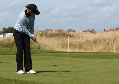 Golfer Suzann Pettersen Putting